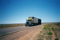 Roadtrain bei Coober Pedy