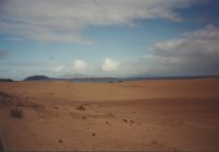 Im Norden ein Blick auf die Nachbarinsel Lanzarote.